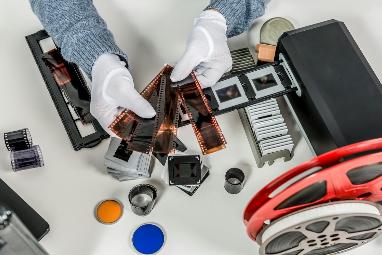 Skannaa dioja ja negatiiveja. Diat ja negatiivit voi skannata helposti tietokoneelle